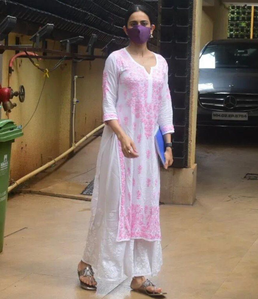 Rakul Preet looked adorable in her pinkish-white ethnic attire! LC-1254